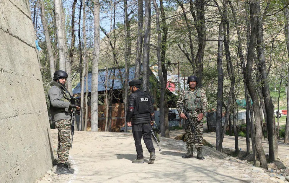 ভূস্বর্গে বড়সড় সাফল্য SOG-র, উদ্ধার বিপুল আগ্নেয়াস্ত্র