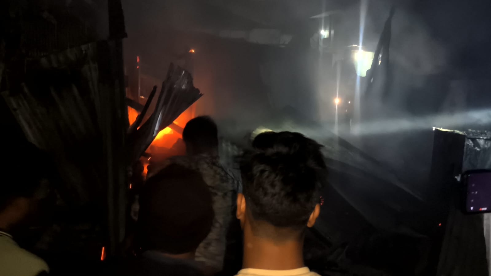 বিধ্বংসী আগুনে পুড়ে ছাই দোতলা বাড়ি , পৌঁছতেই পারলো না দমকল