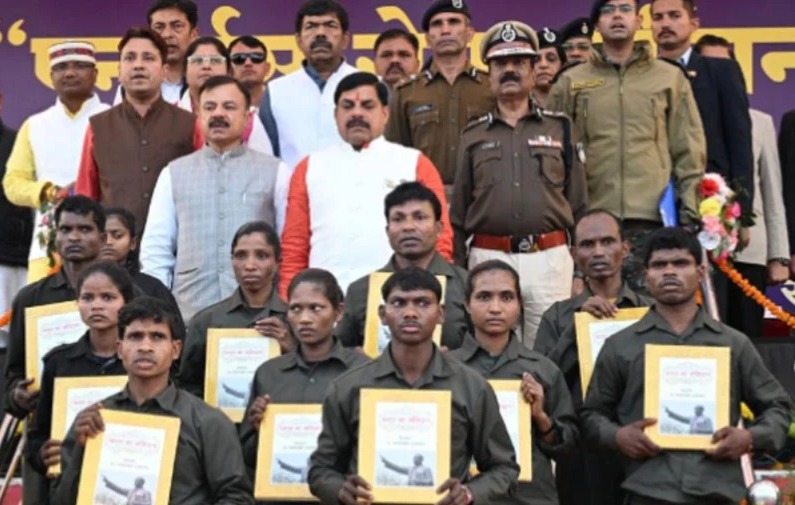 ছত্তিশগড়ের পর মধ্যপ্রদেশে, আত্মসমর্পণ মোস্ট ওয়ান্টেড ১০ জন মাওবাদীর