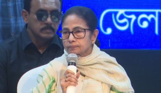 ভীতু হলে চলবে না, প্রো অ্যাকটিভ হন , সীমান্তে সতর্কতা বাড়াতে পুলিশের উদ্দেশ্যে কড়া বার্তা মমতার