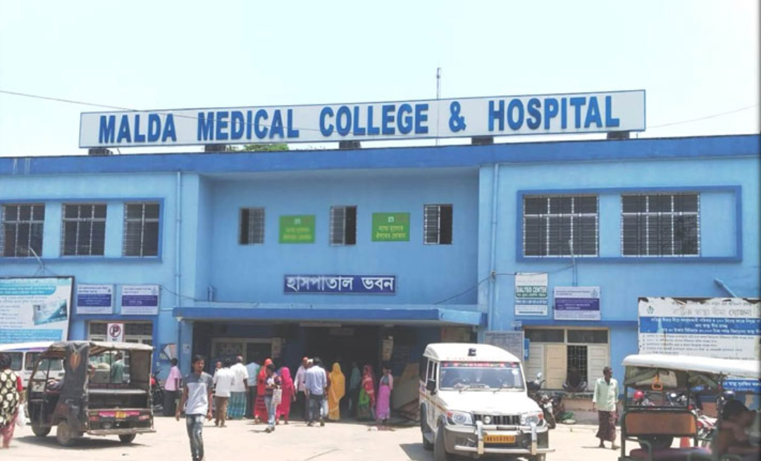 ৩ মাস ধরে মিলছে না বেতন , হাসপাতাল সুপারের ঘরের সামনে ধর্ণায় কর্মীরা