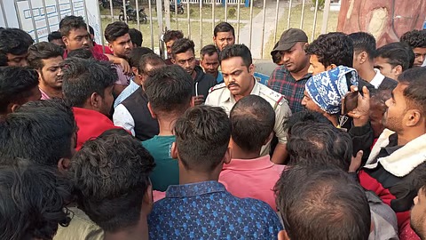 বন্ধুকে ভয় দেখাতে বন্দুক হাতে স্কুলে হাজির পড়ুয়া, সপ্তম শ্রেণীর ছাত্রের ব্যাগ থেকে উদ্ধার আগ্নেয়াস্ত্র