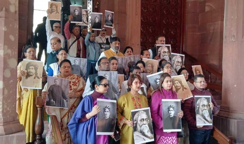 ‘বঙ্কিমদা’ সম্বোধন মোদির! হাতে মনীষীদের ছবি, সংসদের বাইরে প্রতিবাদ তৃণমূলের
