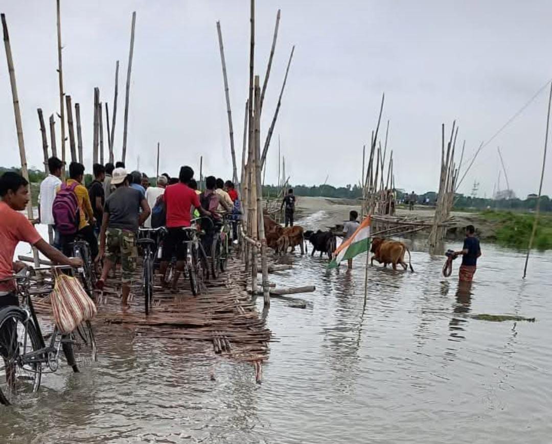 অস্থায়ী বাঁশের ব্রিজে মৃত্যুফাঁদ , ফাঁসিরঘাট সড়কসেতু নির্মাণ নিয়ে তীব্র অসন্তোষ