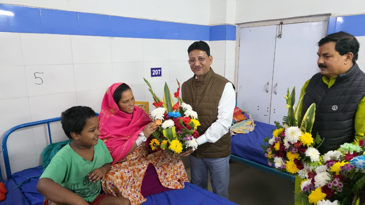 বাংলাদেশ থেকে ফেরায় সোনালীর পাশে শাসক শিবির , চেক - ফুল হাতে হাসপাতালে সাক্ষাৎ করলেন কাজল শেখ