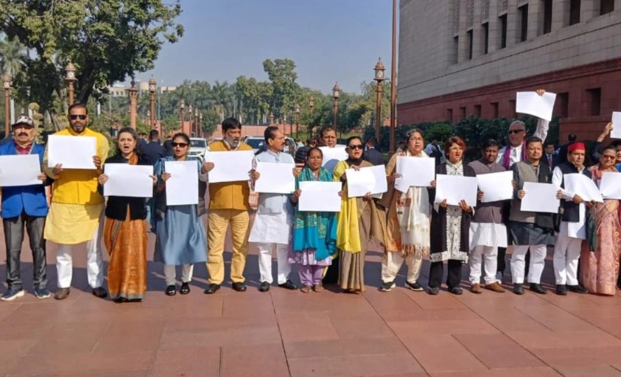 অভিষেকের দাবি মানেনি কেন্দ্র, সংসদে ‘সাদা কাগজ’ বিক্ষোভ তৃণমূলের