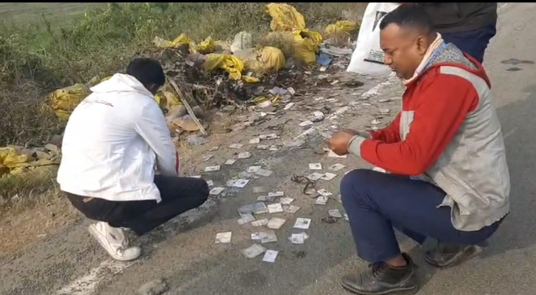 আবর্জনার স্তুপে উদ্ধার শত শত ভোটার কার্ড , মুখ্যমন্ত্রীর সফরের আগে চাঞ্চল্য নদীয়ায়