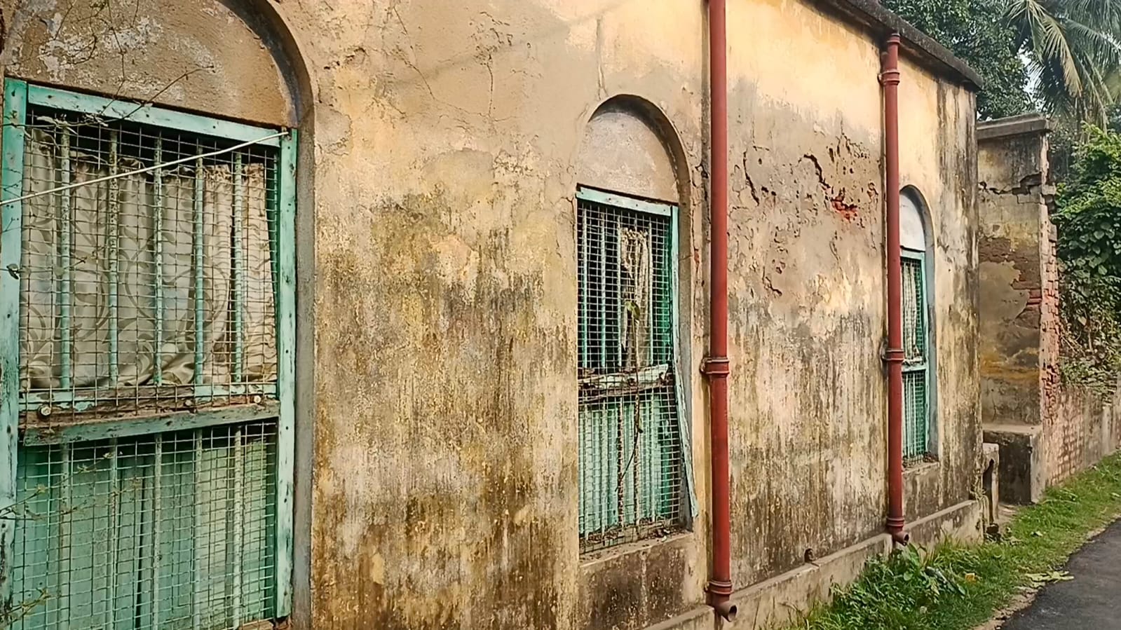 বাবা - মার আত্মহত্যার পর রহস্যজনক মৃত্যু মেয়ের , তুমুল চাঞ্চল্য চন্দননগরে