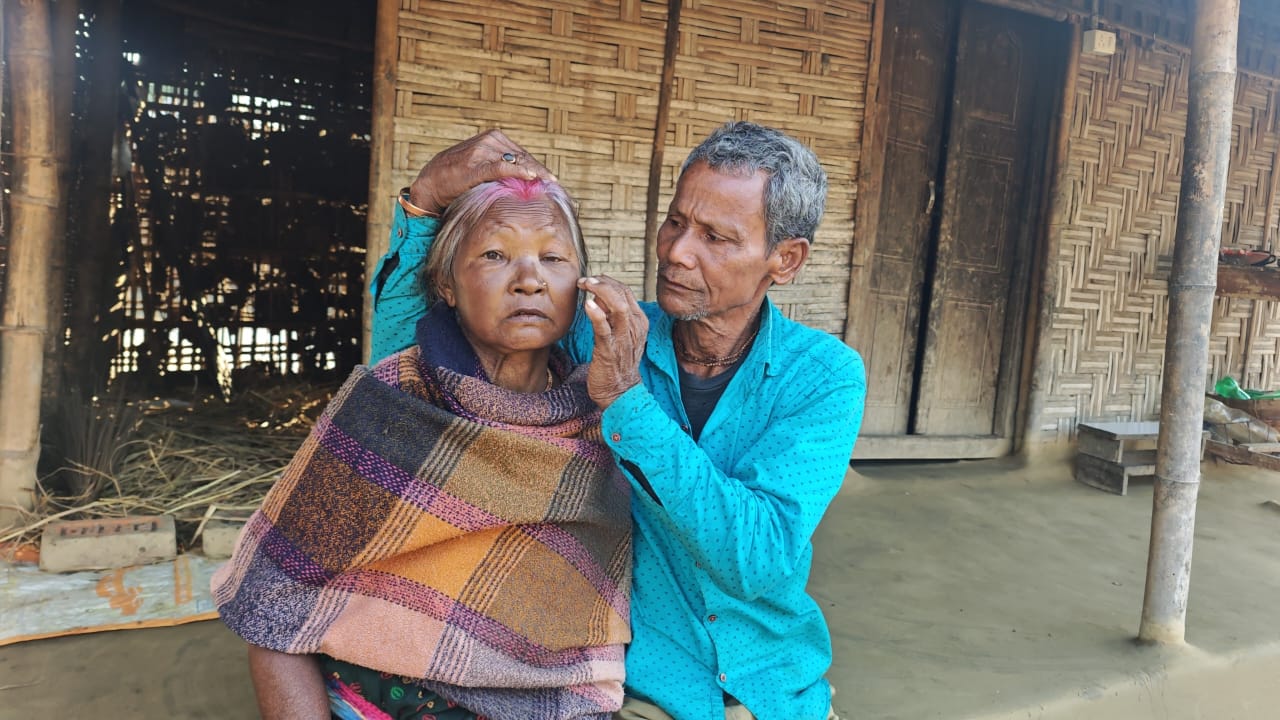 নুন আনতে পান্তা ফুরায় , স্ত্রীর চিকিৎসার উদ্দেশ্যে সমাজ মাধ্যমে সাহায্যের আবেদন বৃদ্ধ স্বামীর