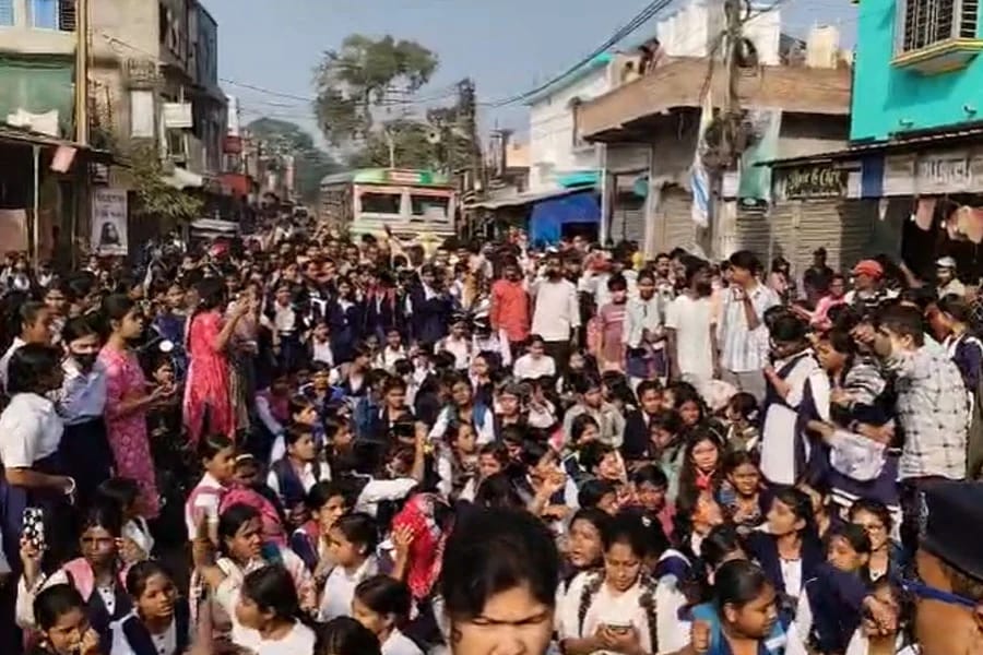 চতুর্থ শ্রেণির নাবালিকা নির্যাতনের অভিযোগে রোষের মুখে অস্থায়ী শিক্ষক, স্কুলে বিক্ষোভ - ভাঙচুর