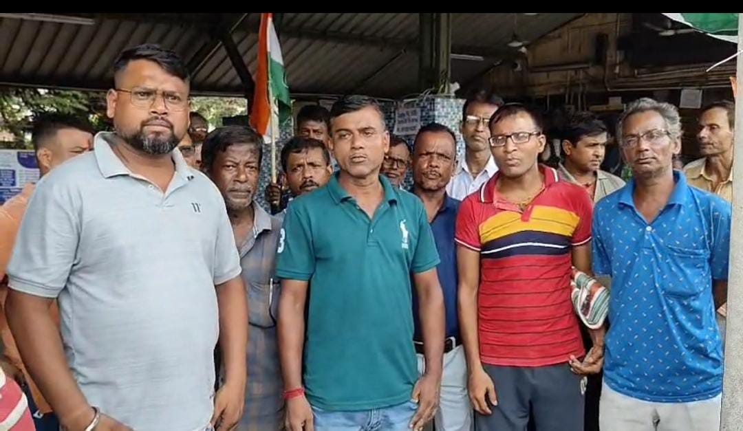 হকারদের উচ্ছেদের নোটিস , স্টেশনে স্টেশনে বিক্ষোভ তৃণমূলের