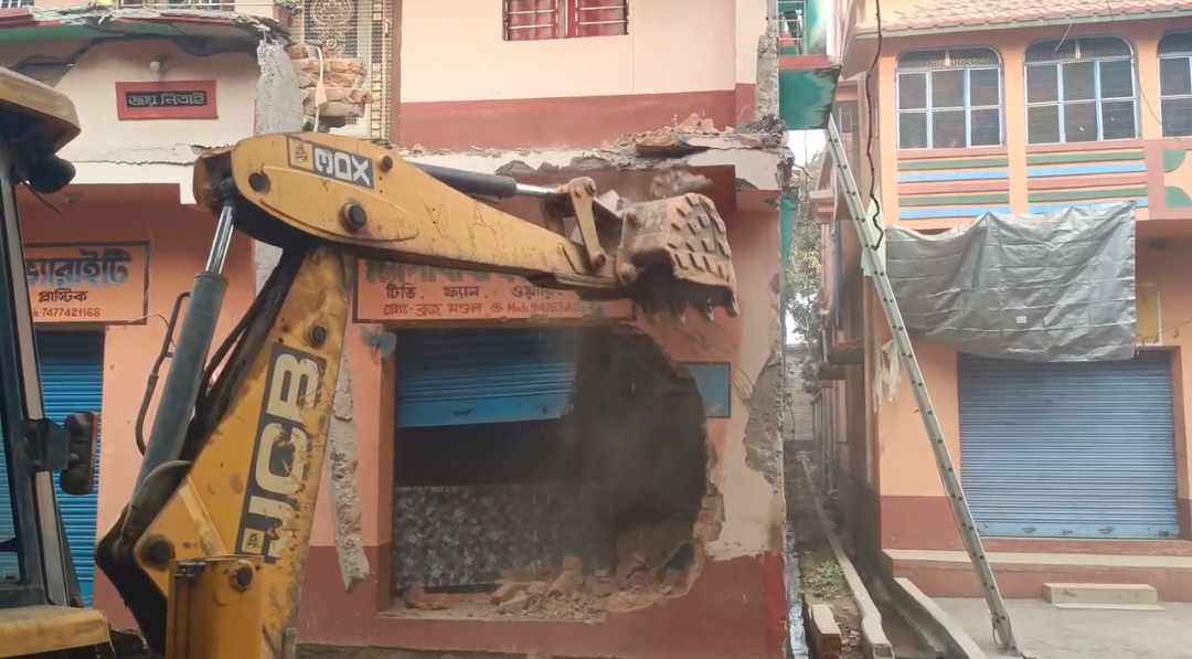 তৃণমূল নেতার ষড়যন্ত্রে বসত বাড়ি ভাঙচুর , কাঠগড়ায় খোদ পুলিশ