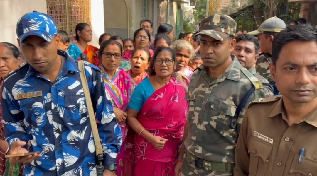 ফলতায় বিক্ষোভের মুখে কমিশনের পর্যবেক্ষক সি মুরুগান , তৃণমূল সমর্থক মহিলাদের স্লোগানে উত্তেজনা এলাকায়