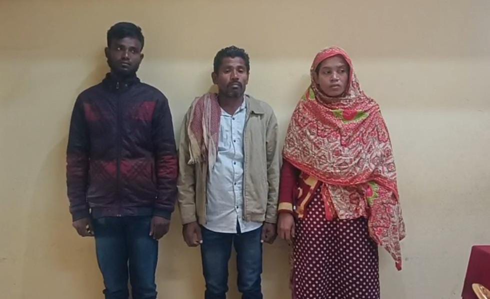 কমলাপুরে স্থানীয়দের হাতেনাতে পাকড়াও ৩ বাংলাদেশী নাগরিক , চাঞ্চল্য এলাকায়
