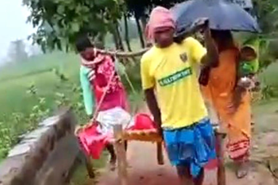 হাইকোর্টের রায়ের পরেও হয়নি কোনো সমাধান , খাটিয়াতে করে বৃদ্ধকে নিয়ে যাওয়া হলো হাসপাতালে