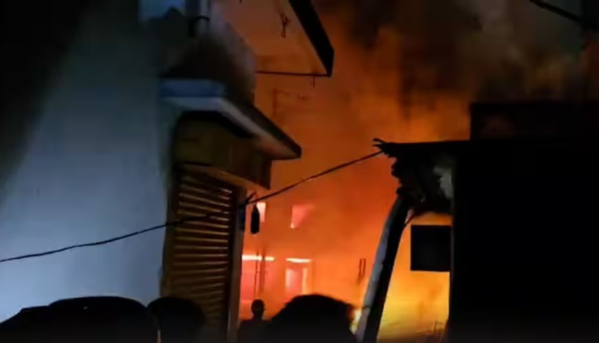 ভয়াবহ অগ্নিকাণ্ড দক্ষিণ কলকাতার বাজারে, পুড়ে ছাই ৪০ টি দোকান