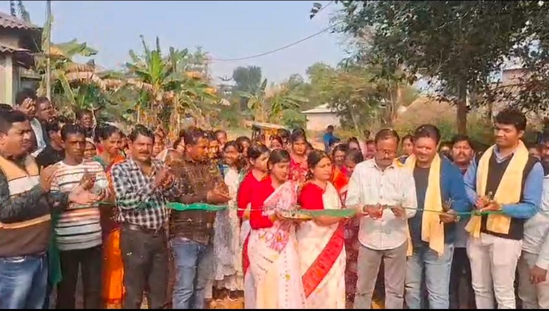 হতশ্রী থেকে মুক্তি , মুখ্যমন্ত্রীর পথশ্রী প্রকল্পে স্বাধীনতার পর প্রথম পাকা রাস্তা পেল নারায়ণপুর