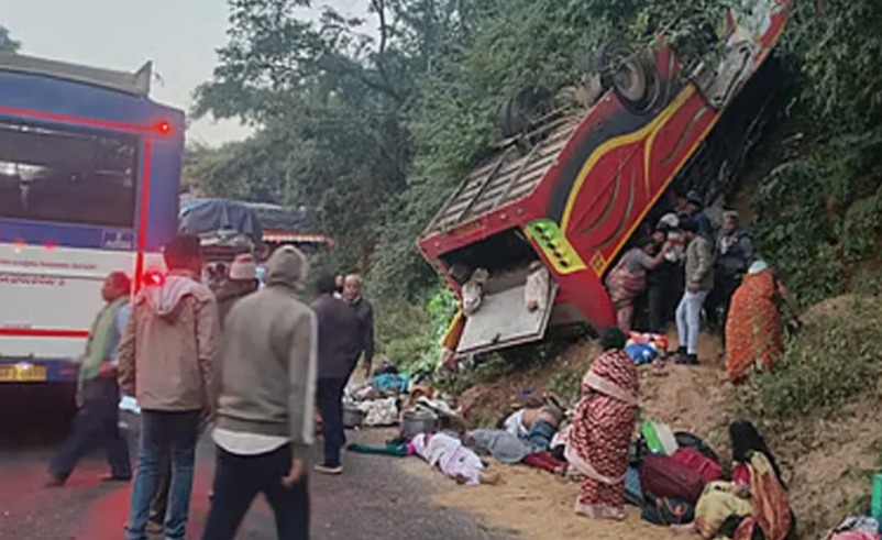 মর্মান্তিক দুর্ঘটনা অন্ধ্রে, গভীর খাদে পড়ল যাত্রীবোঝাই বাস, আর্থিক সাহায্যের ঘোষণা কেন্দ্রের
