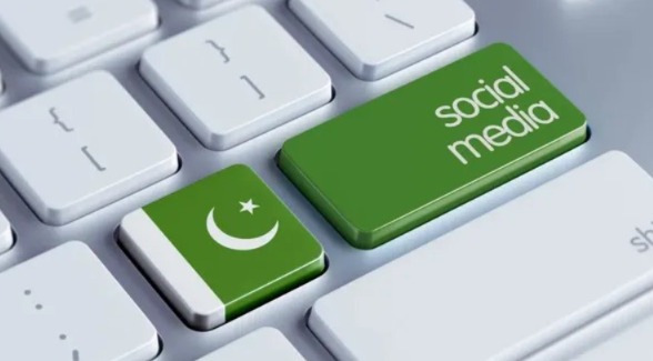 গণতন্ত্র শিকেয়, গণবিদ্রোহের আশঙ্কা, সোশ্যাল মিডিয়ায় নিষেধাজ্ঞা জারির পথে পাক সরকার