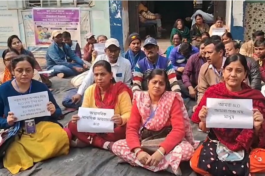 SIR শেষ, তবুও নতুন ফরমান , অতিরিক্ত কাজের চাপে রাস্তায় সালানপুরের বিএলওরা