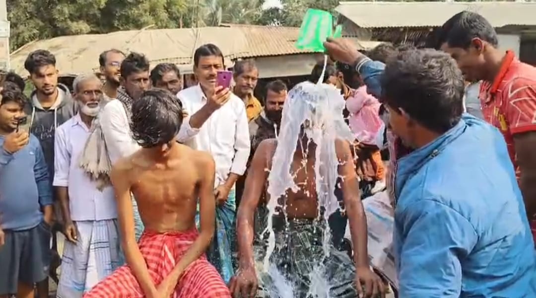 পরকীয়ার মোহে পর পুরুষের সঙ্গে ঘর বেঁধেছে ৪০ বছরের স্ত্রী , দুধ স্নানে শুদ্ধ হলেন স্বামী