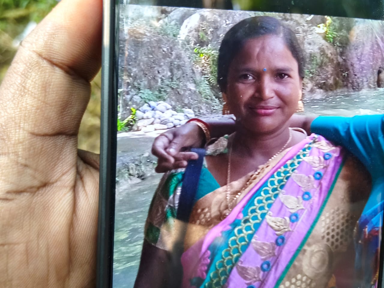 পুরোনো বাড়ি থেকে উদ্ধার মায়ের ঝুলন্ত দেহ , শোকস্তব্ধ ছেলে , তুমুল চাঞ্চল্য এলাকায়