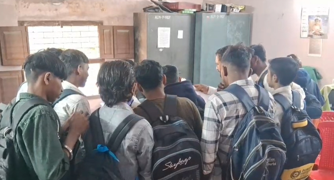 বিজেপি পরিচালিত পঞ্চায়েত অফিসের মধ্যে লাটসাহেবি ভাব , সচিবকে ঘিরে তীব্র বিক্ষোভ পড়ুয়াদের