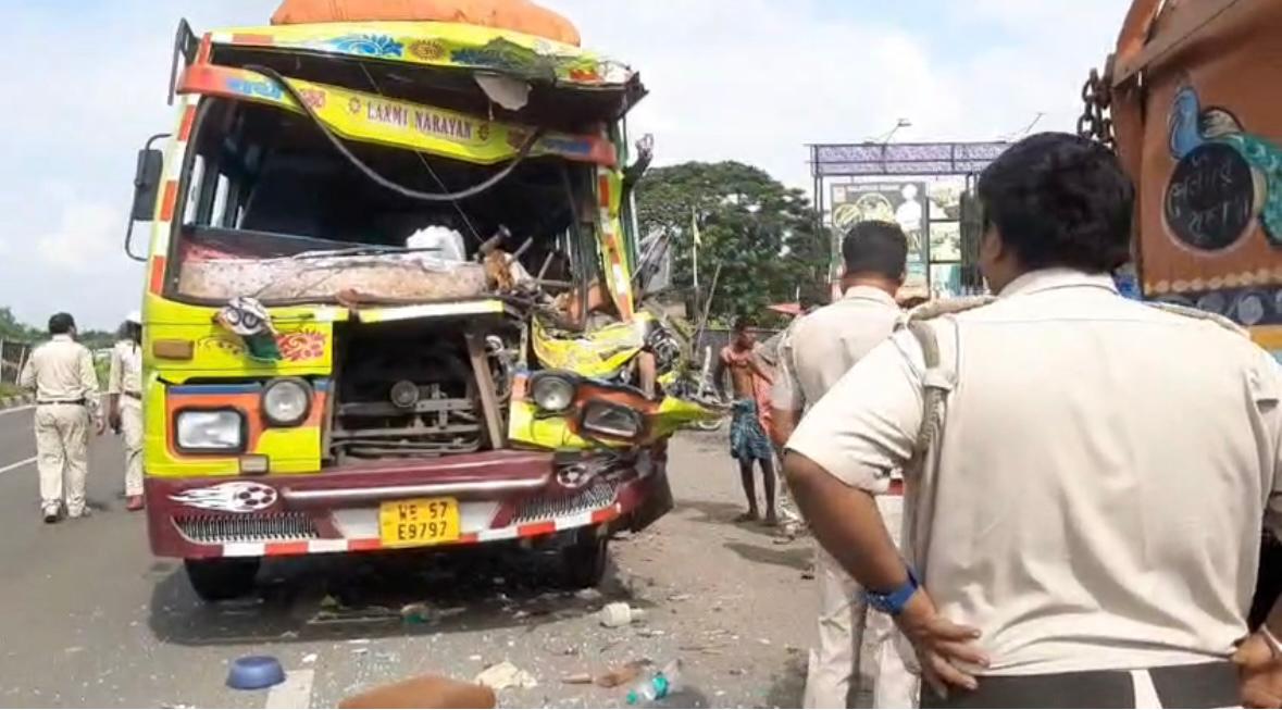 রাস্তার পাশে দাঁড়িয়ে থাকা লরিতে সজোরে ধাক্কা বাসের, আহত একাধিক