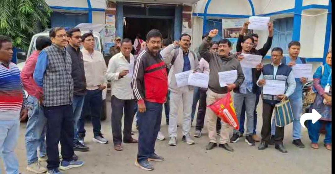 কাজে অব্যাহতির দাবি , রামপুরহাট ব্লক অফিসের সামনে বিক্ষোভ BLO দের