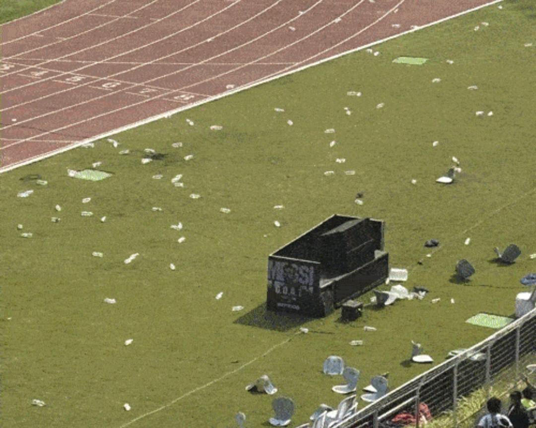 গ্যালারি থেকে উড়ছে বোতল চেয়ার , মেসিকে দেখতে না পেয়ে ক্ষোভ , সময়ের আগেই যুবভারতী ত্যাগ লিওর