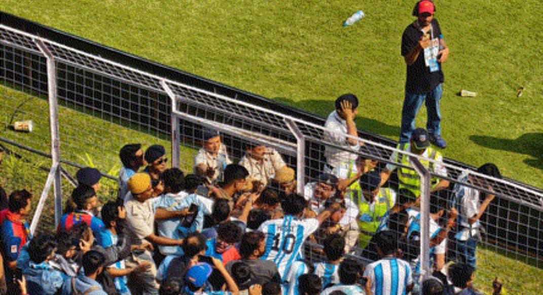 মেসি ভক্তের গা থেকে রক্ত ঝরাল পুলিশ , শতদ্রুর গ্রেফতার সহ টাকা ফেরতের দাবি সমর্থকদের