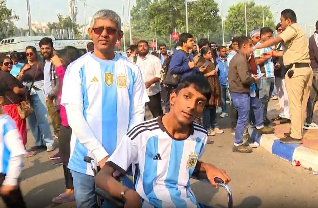 প্রতিবন্ধী ছেলেকে নিয়ে মাঠে বাবা , হুইলচেয়ারে বসেও মেসিকে দেখার সাধ মিটল না কিশোরের