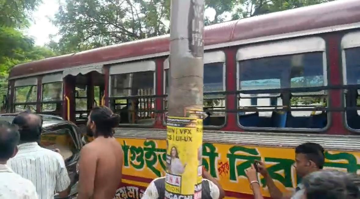 মানিকতলায় ভয়াবহ দুর্ঘটনা , নিয়ন্ত্রণ হারিয়ে একের পর এক গাড়িতে ধাক্কা মিনি বাসের