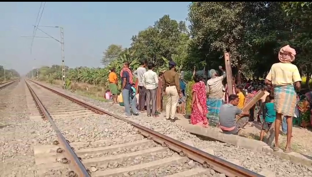 রেলগেটের দাবিতে গ্রামবাসীদের বিক্ষোভ , ভূ-গর্ভস্থ পথের আশ্বাসে অবসান