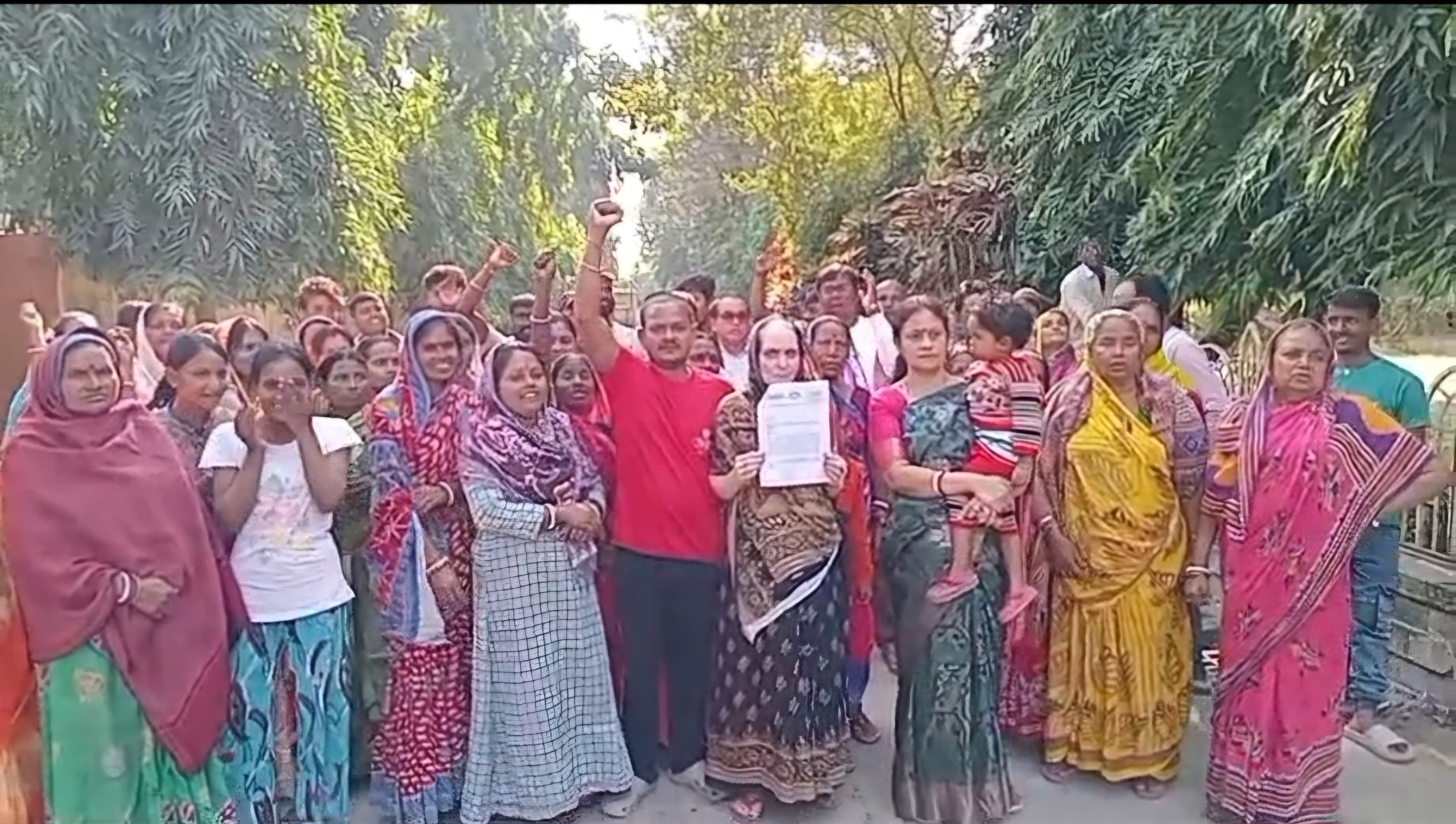 তার নিয়ে ভোগান্তি , BSNL কোয়ার্টার ঘিরে তৃণমূল কাউন্সিলরের বিক্ষোভ