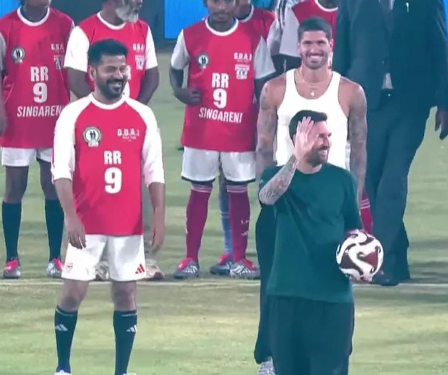 ব্যর্থ কলকাতা , মেসিকে রাজার মত বরণ হায়দরাবাদের , মাঠে নেমে বল নাচালেন ফুটবল জাদুকর
