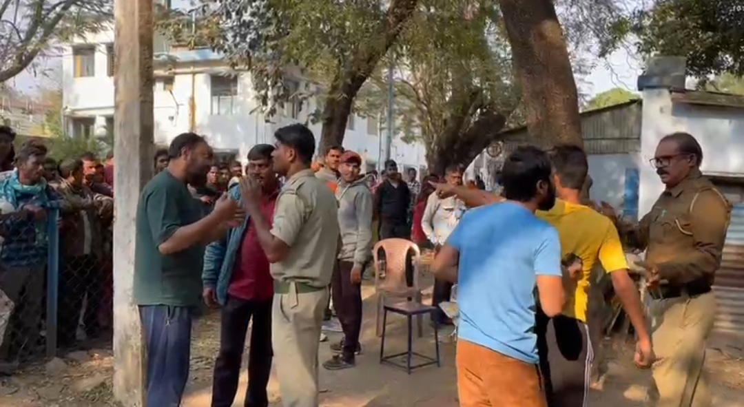 সময়মতো আউটডোরে ডাক্তার না আসার প্রতিবাদ করায় যুবককে মারধর , ফের কাঠগড়ায় পুলিশ