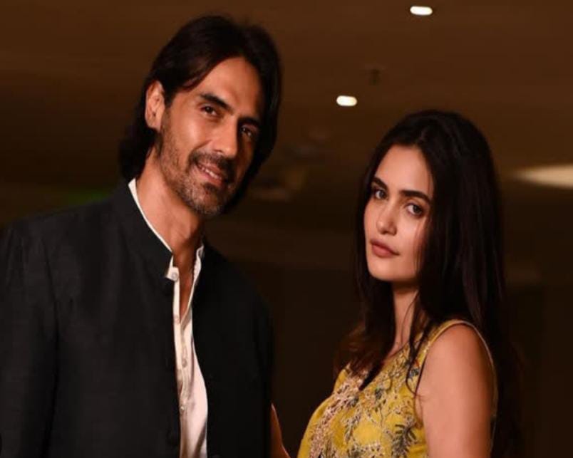 ধুরন্ধর ঝড়ের মাঝেই সম্পন্ন বাগদান , দ্বিতীয়বার বিয়ের পিঁড়িতে অর্জুন রামপাল