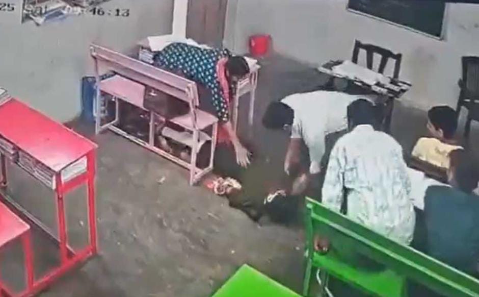 হেঁচকি তুলতে তুলতে লুটিয়ে পড়েন মেঝেতে , ক্লাসের মাঝেই হৃদরোগে আক্রান্ত হয়ে মৃত্যু ছাত্রীর