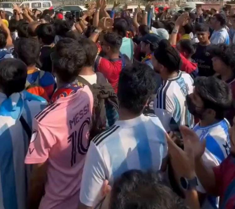 মায়ানগরীতে রাজকীয় ব্যবস্থাপনা , স্টেডিয়ামের বাইরে মুম্বই পুলিশকে কুর্নিশ জানাল লিও ভক্তরা