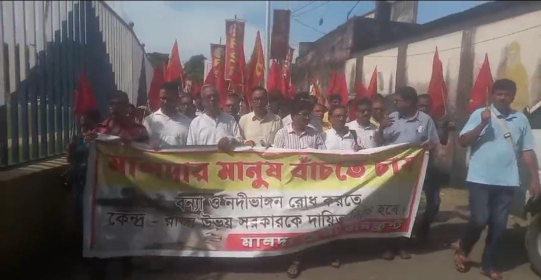 ডেপুটেশন দিতে গিয়ে পুলিশের সঙ্গে হাতাহাতি, লাথি মেরে গেট ভাঙল বাম কর্মীরা