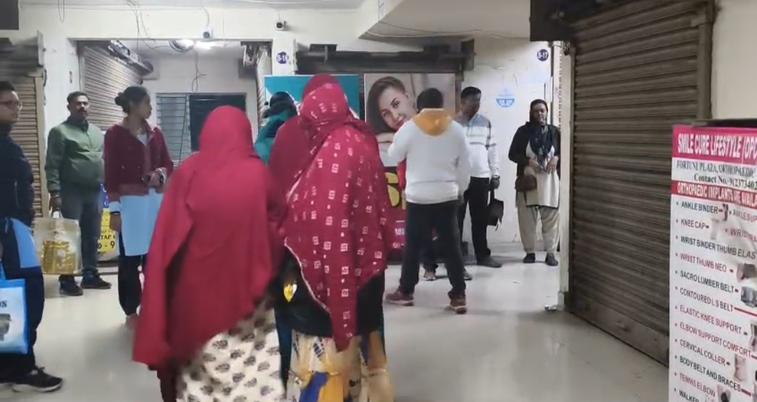 ফরচুন টাউনশিপে বডি ম্যাসাজ পার্লার খুলে দেদার দেহব্যবসা , পুলিশি অভিযানে মধুচক্রের পর্দাফাঁস