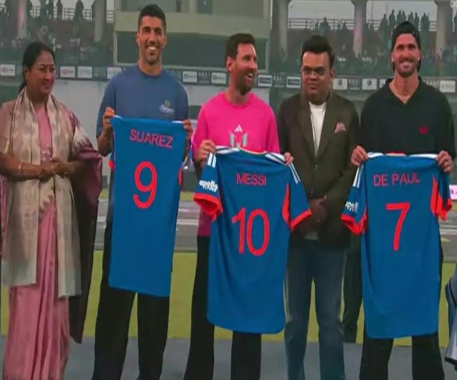 টি টোয়েন্টি বিশ্বকাপের জার্সি কাঁধে লিও , দিল্লিতে প্রাণভরে ফুটবল জাদুকর দর্শন সমর্থকদের