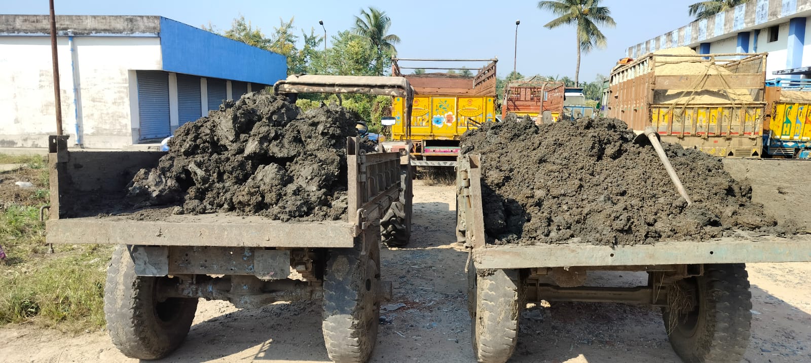 প্রভাব খাটিয়ে রাস্তার পাশের সরকারি জমি দখল , মাঝপথেই আটক জেসিবি