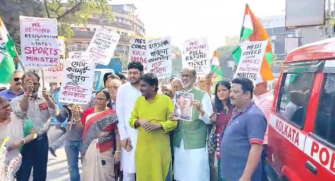 যুবভারতীতে চরম অভদ্রতা, ক্রীড়ামন্ত্রীর পদত্যাগের দাবিতে বিক্ষোভ কলকাতা জেলা কংগ্রেসের