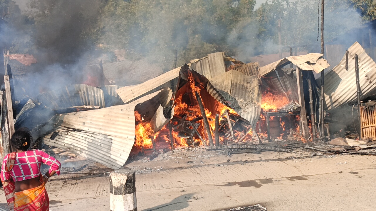 ভয়াবহ অগ্নিকাণ্ডে সর্বশান্ত , খোলা আকাশের নিচে রাত কাটাচ্ছে গৃহহীন পরিবাররা
