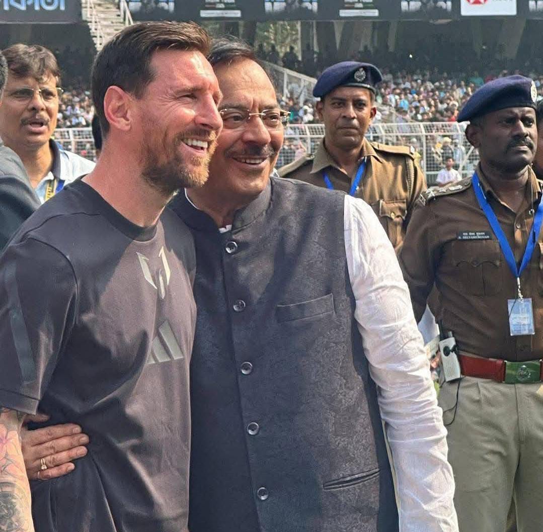 অরুপ বিশ্বাস কোমরে হাত রাখতেই মেসির মানিব্যাগ চুরি , সোশ্যাল মিডিয়া জুড়ে ভাইরাল গুজব