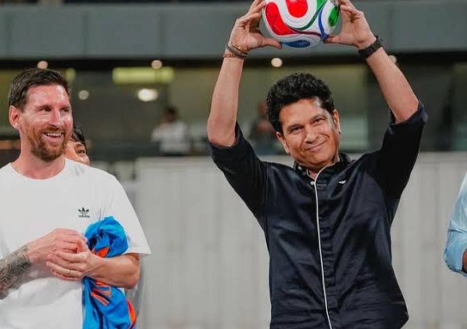 চোখের জলে ভেজা ন্যাপকিন ৮ কোটির , বিশ্বকাপজয়ী বলের দাম শুনে চোখ কপালে সমর্থকদের