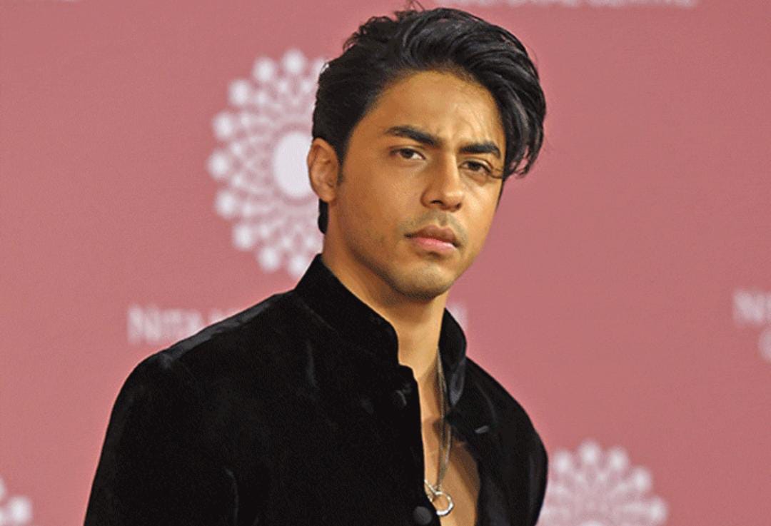 বন্ধুর জন্মদিনের পার্টিতে মুখ লুকিয়ে দৌড় , ফের বিতর্কে আরিয়ান