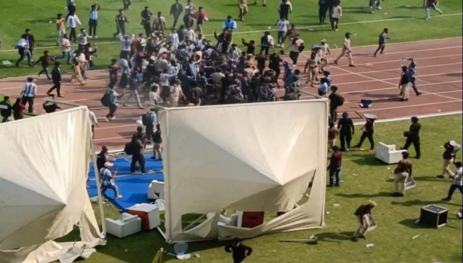 যুবভারতীকাণ্ডের তিন দিনের মাথায় SIT গঠনের নির্দেশ কমিটির , তুঙ্গে জলের বোতল বিতর্ক